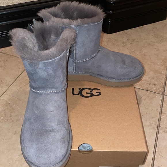 Bailey Bow Ugg’s - Picture 1 of 4